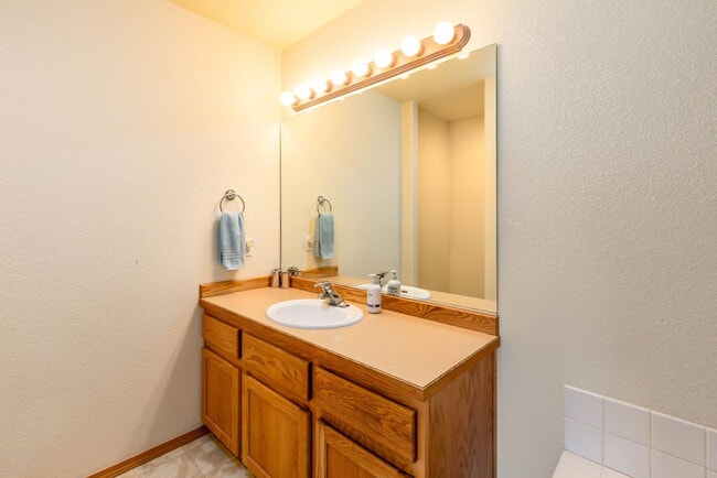 Building Photo - 951 Golden Pheasant Dr