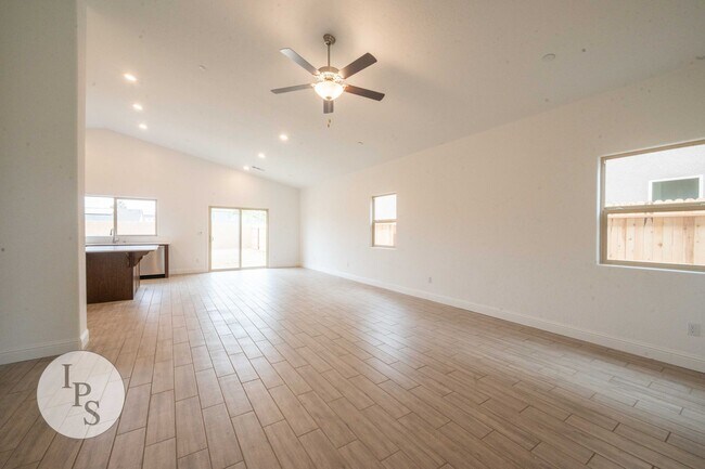 Building Photo - 2022 South/East Fresno Home, 4BR/2BA - Lots of Amenities!