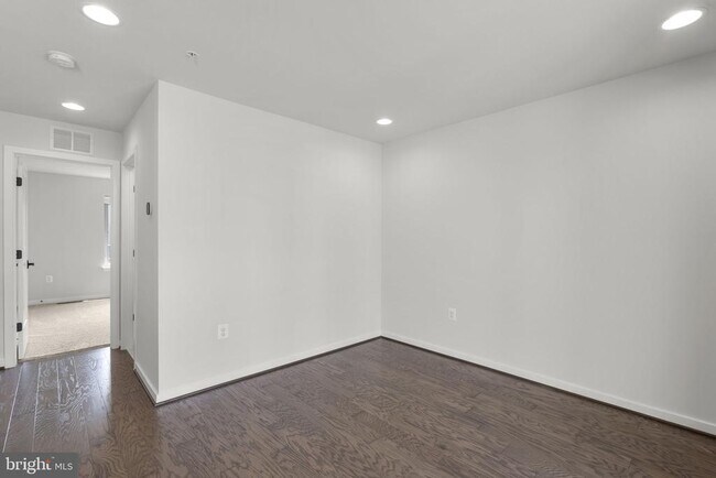 Building Photo - 820 Thompson Cres