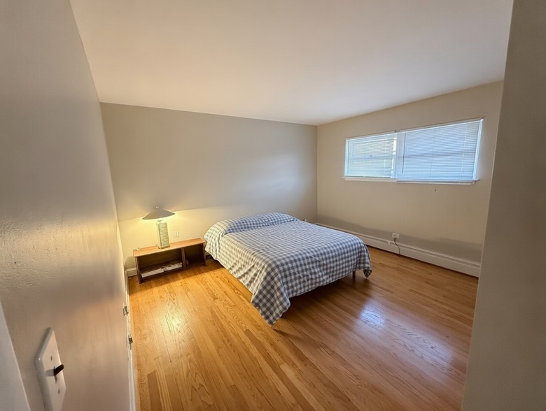 Primary Bedroom - 921 College Ave