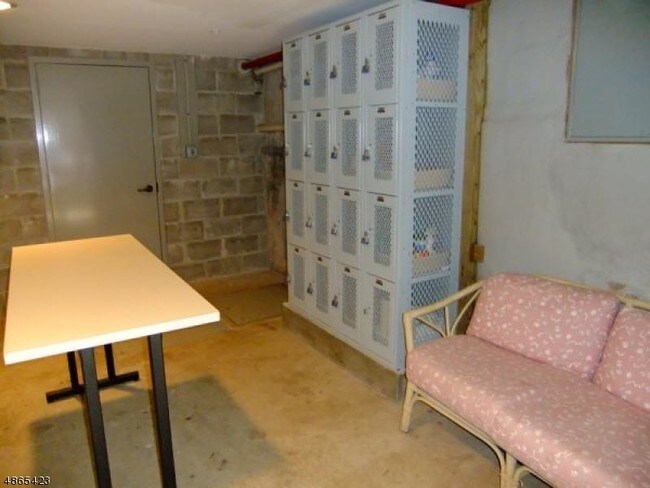 Building Photo - 1057 Pierpont St