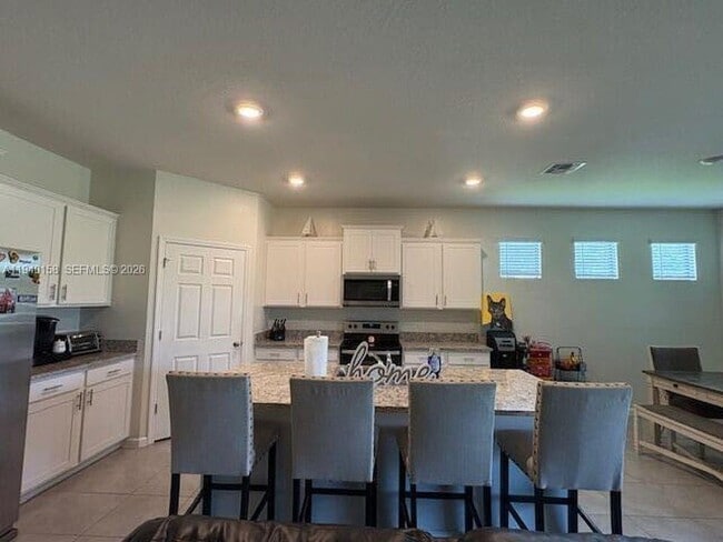 Building Photo - 571 Old Country Rd S E