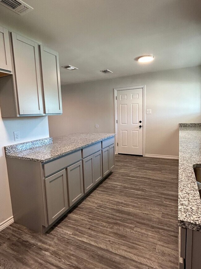 Building Photo - Beautiful Home on the Eastside!