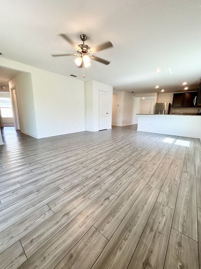 Building Photo - Your Dundee 4Beds/2Baths dream home – conv...