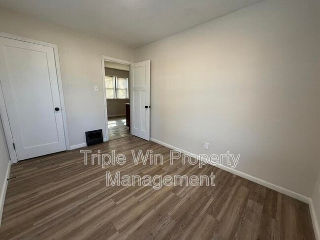 Building Photo - 17 St Genevieve Ct