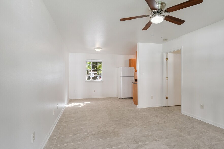 Dining area - 1050 Cousin St