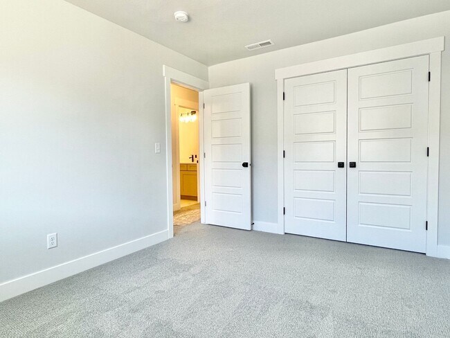 Building Photo - Beautiful Poolside Townhome at Mountain Ridge!
