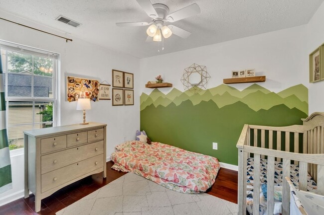 Building Photo - Three bed two bath home with 2 car garage. Less than 7 miles from airport & close to Percy Priest...