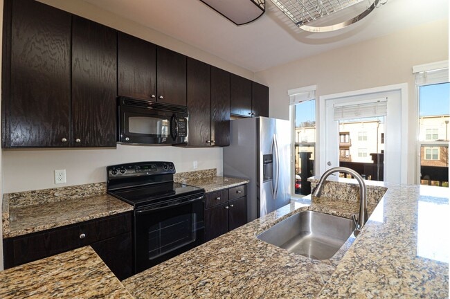 Building Photo - 3 story townhome with Uptown View