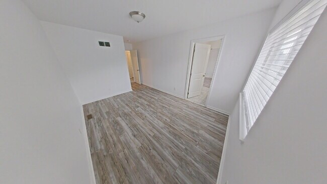 Building Photo - "3-Bed Oasis with 2.5 Baths and 1,884 Sq Ft of Comfort in Clinton Township!"