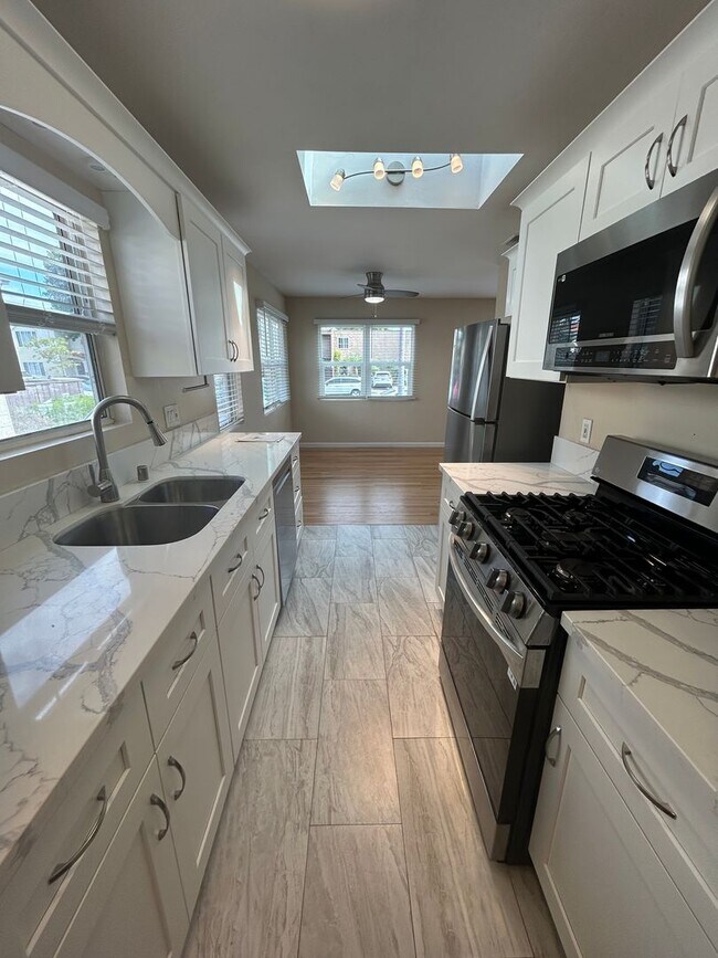 Building Photo - Bright & Sunny 3 Bed, 2 Bath Home – Just 4 Blocks from the Beach & Bay!