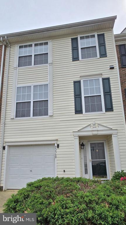Building Photo - 45560 Lakemont Square