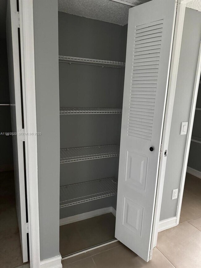 Building Photo - 450 S Park Rd