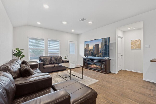 Building Photo - 269 Frogmore Lp