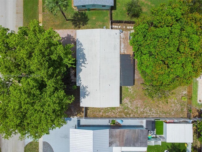 Building Photo - 1312 SE 3rd Ave