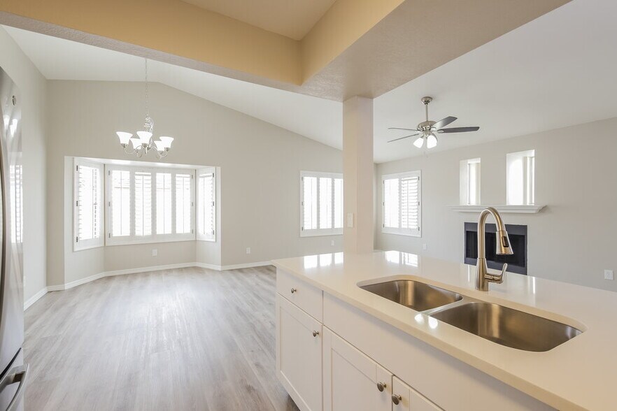 Building Photo - 8810 W Grovers Ave