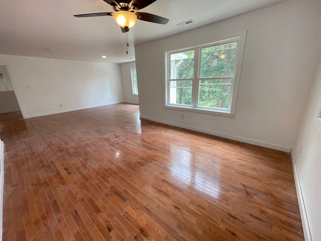 Building Photo - Big and Beautiful House with attached 1br ...