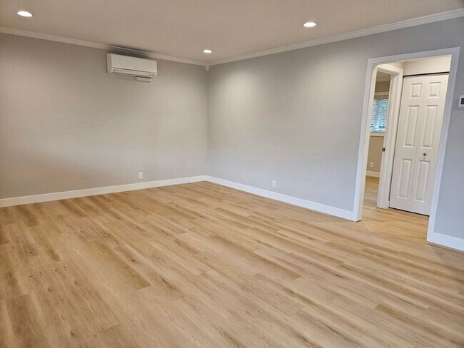 Building Photo - Updated Top Floor 2 Bedroom/1 Bathroom Apa...