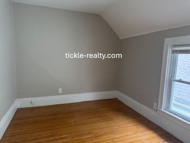 Building Photo - 4 Bedroom Park Ave House - 2 Full Baths, D...