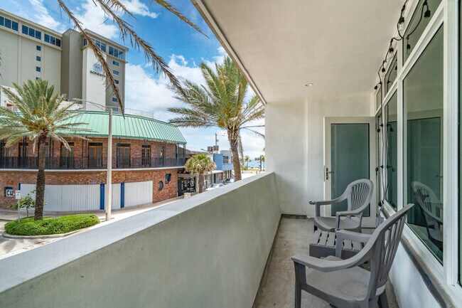 Building Photo - Beachfront Bloo's -2 Units-Ocean View Balc...