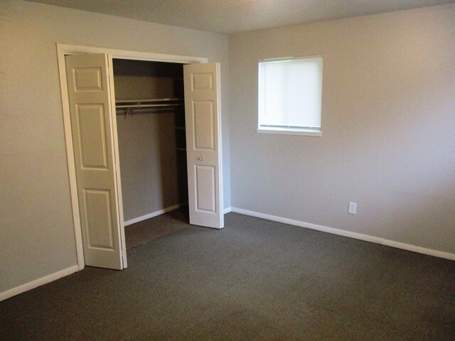 Building Photo - 504 E Locust St