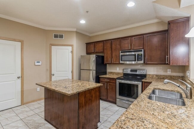 Building Photo - 3 Bedroom 2.5 Bath Townhome. Waukee Schools!!