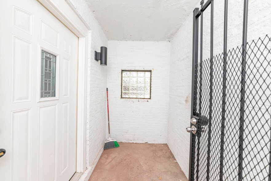 Building Photo - 2825 N Rockwell St