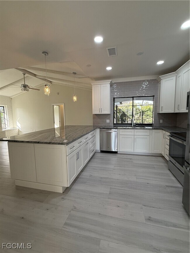 Building Photo - 711 SE 33rd Terrace