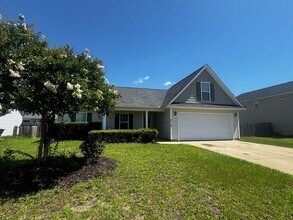 Building Photo - 3 Bedroom 2 Bath with Bonus in Hope Mills