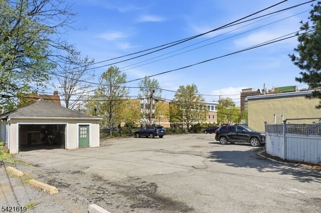 Building Photo - 104 Maple Ave