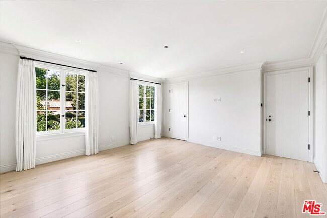 Building Photo - 9565 Charleville Blvd
