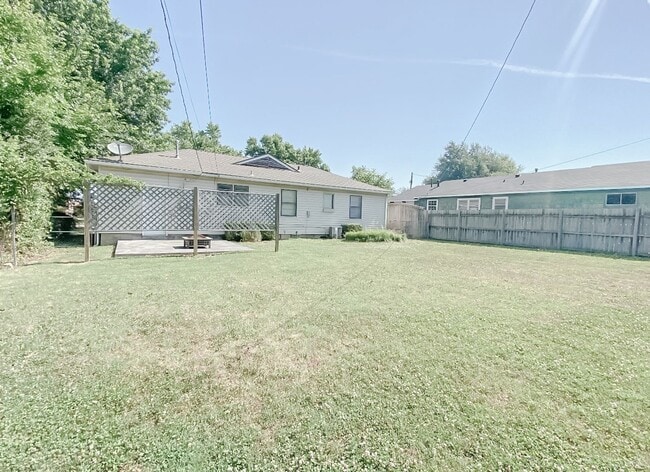 Building Photo - 3 Bedroom 1 bathroom house near 21st & Yale