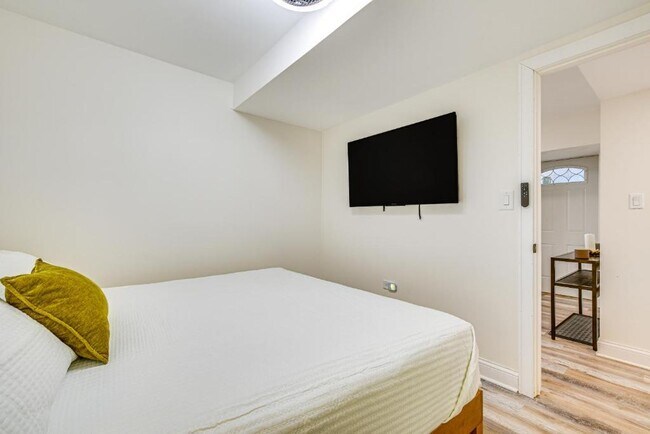 Building Photo - 4829 S Forrestville Ave