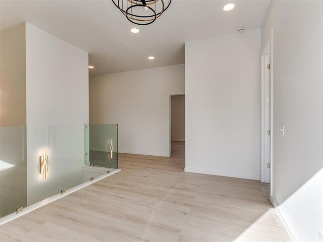 Building Photo - 605 N Idaho Ave