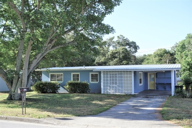 Building Photo - Modest 3 Br/1.5 Bath in Established Neighborhood