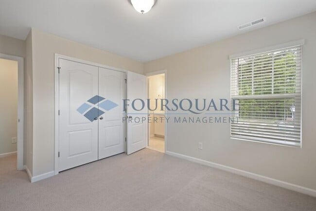 Building Photo - End-Unit Townhome with Loft, Open Floor Plan & Patio, Conveniently Located Near Dining, Shopping,...