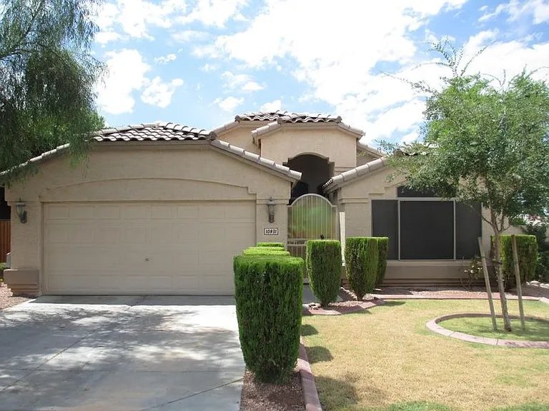 Building Photo - 10931 W Roanoke Ave