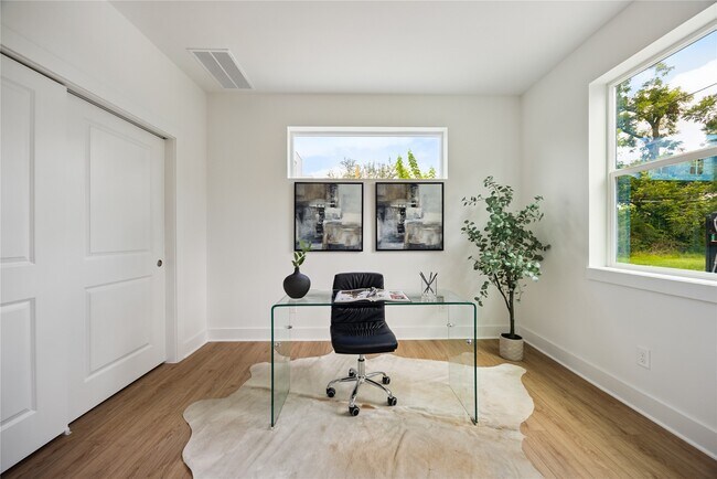 Building Photo - 835 Rachel St