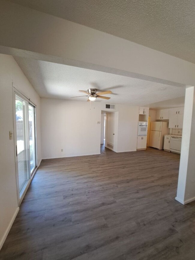 Building Photo - Amazing 3 Bedroom Home Near Cedar and Gett...
