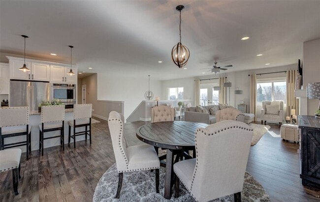 Building Photo - Beautiful 3+ bed, 3 bath home with 4 car garage, VIEWS, chef's kitchen and much more!