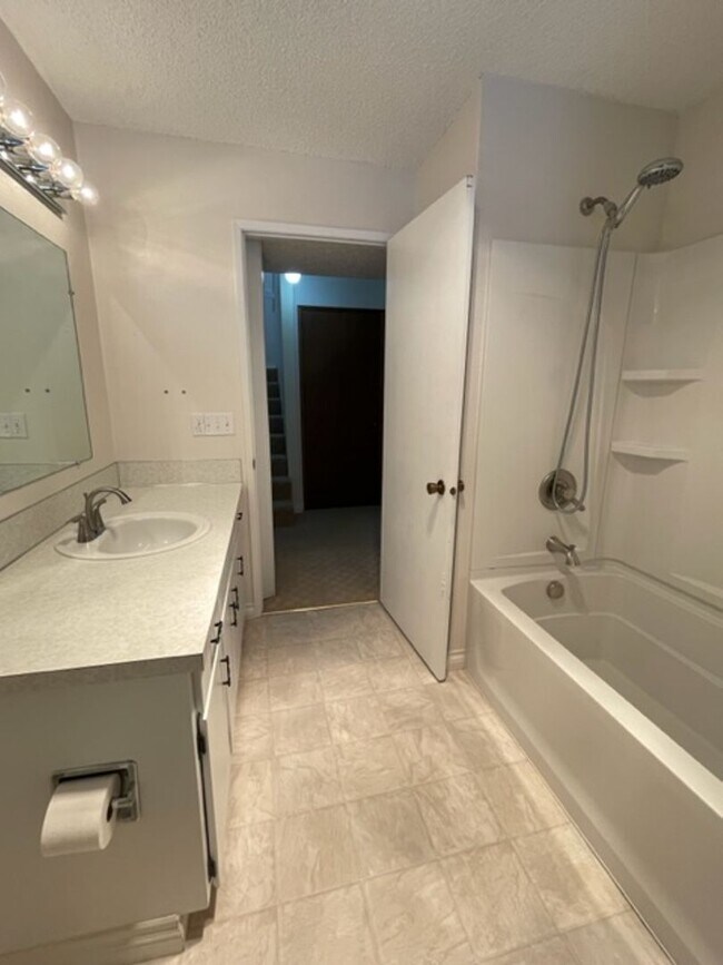 Building Photo - Welcome Home! Charming 2BR Townhome in Lewiston’s Orchards Area