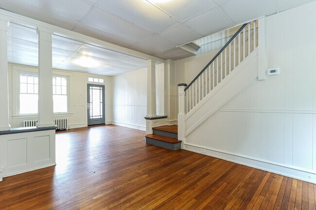 Building Photo - Charming and Spacious House Available Now
