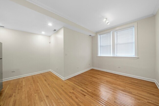 Building Photo - 2124 N Hudson Ave