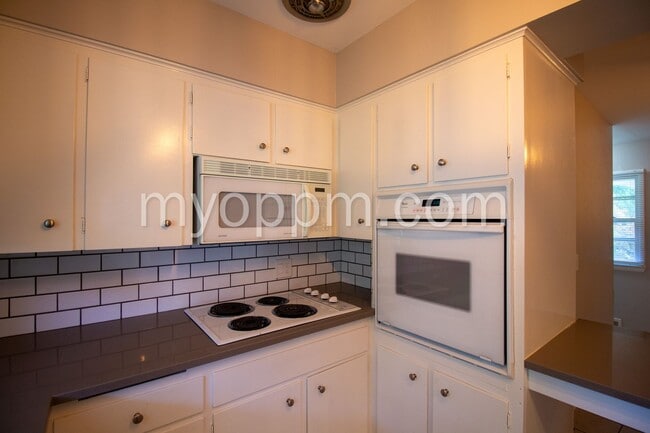 Building Photo - Spacious 4 Bed 2 Bath Home!