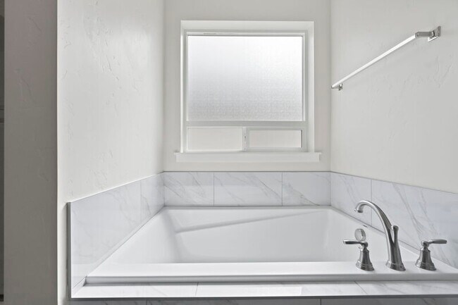 Building Photo - 10411 Rockaway Ridge St