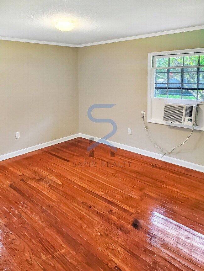 Building Photo - Move in before October 31st and choose you...