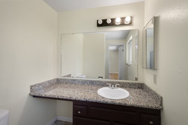 Building Photo - 4bd/2.5ba Kirkland Home