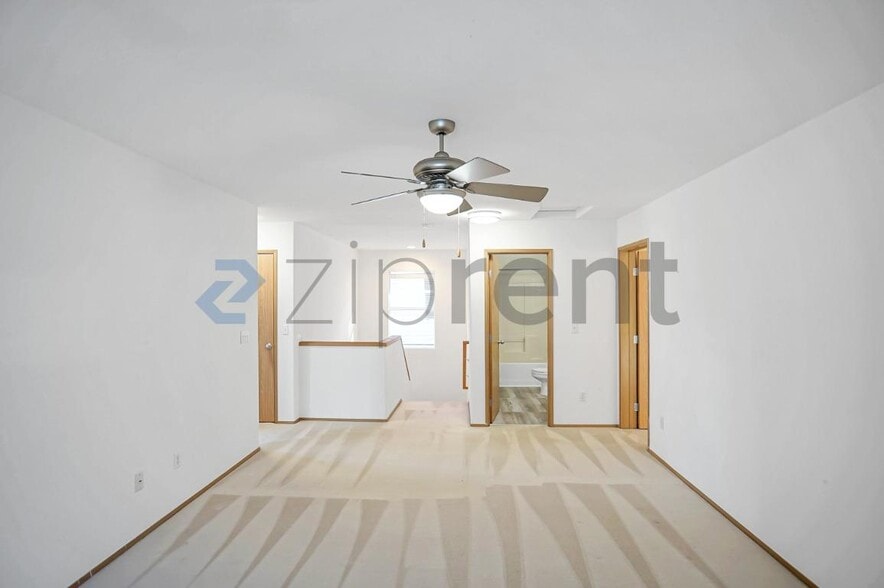 Building Photo - Unit