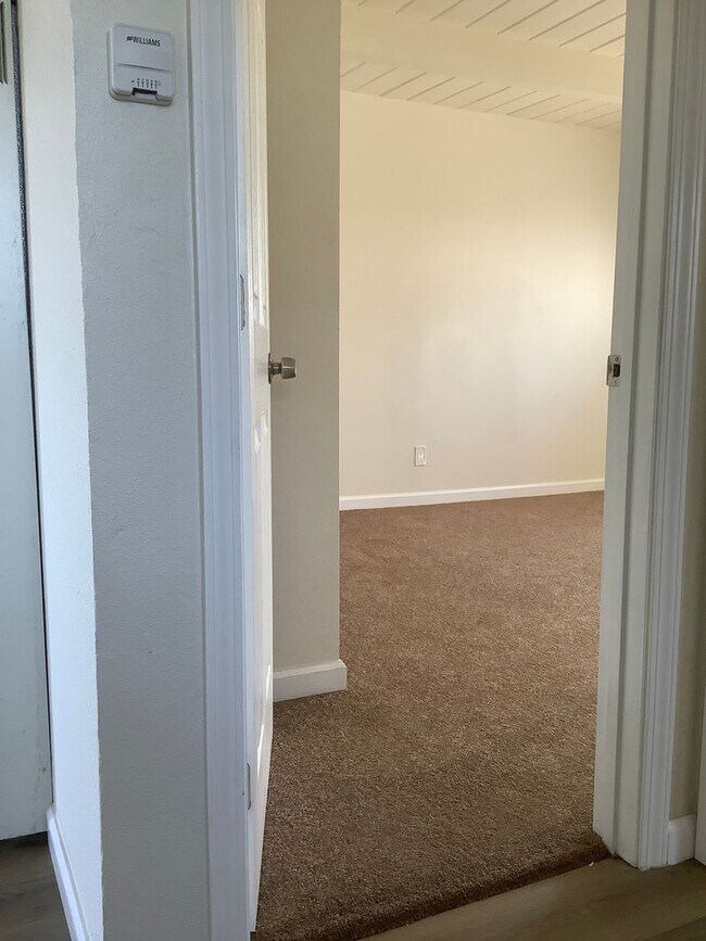 Building Photo - Newly Remodeled Upstairs 2 Bedroom 1 Bath ...