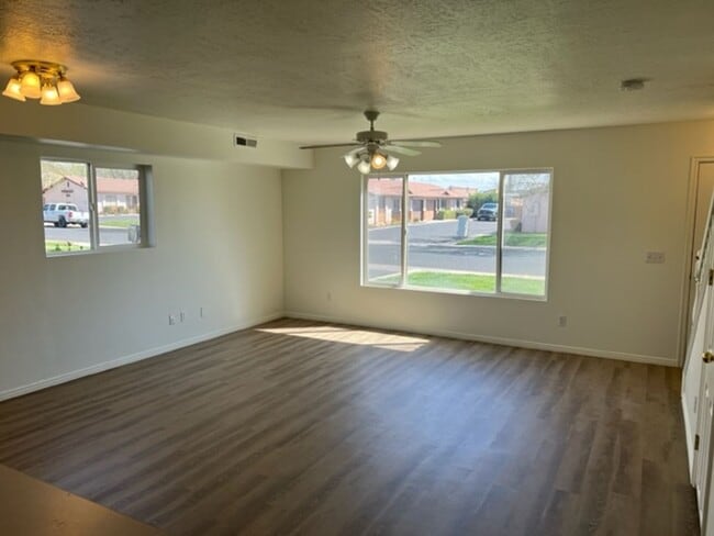 Building Photo - Dixie Downs Townhouse